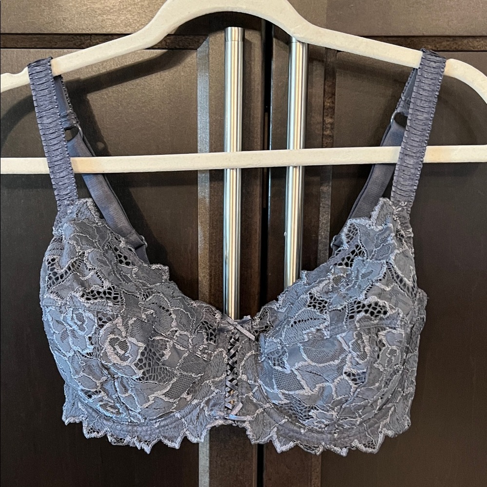 Lace bra size 34F. EUC. Sans Complexe brand.